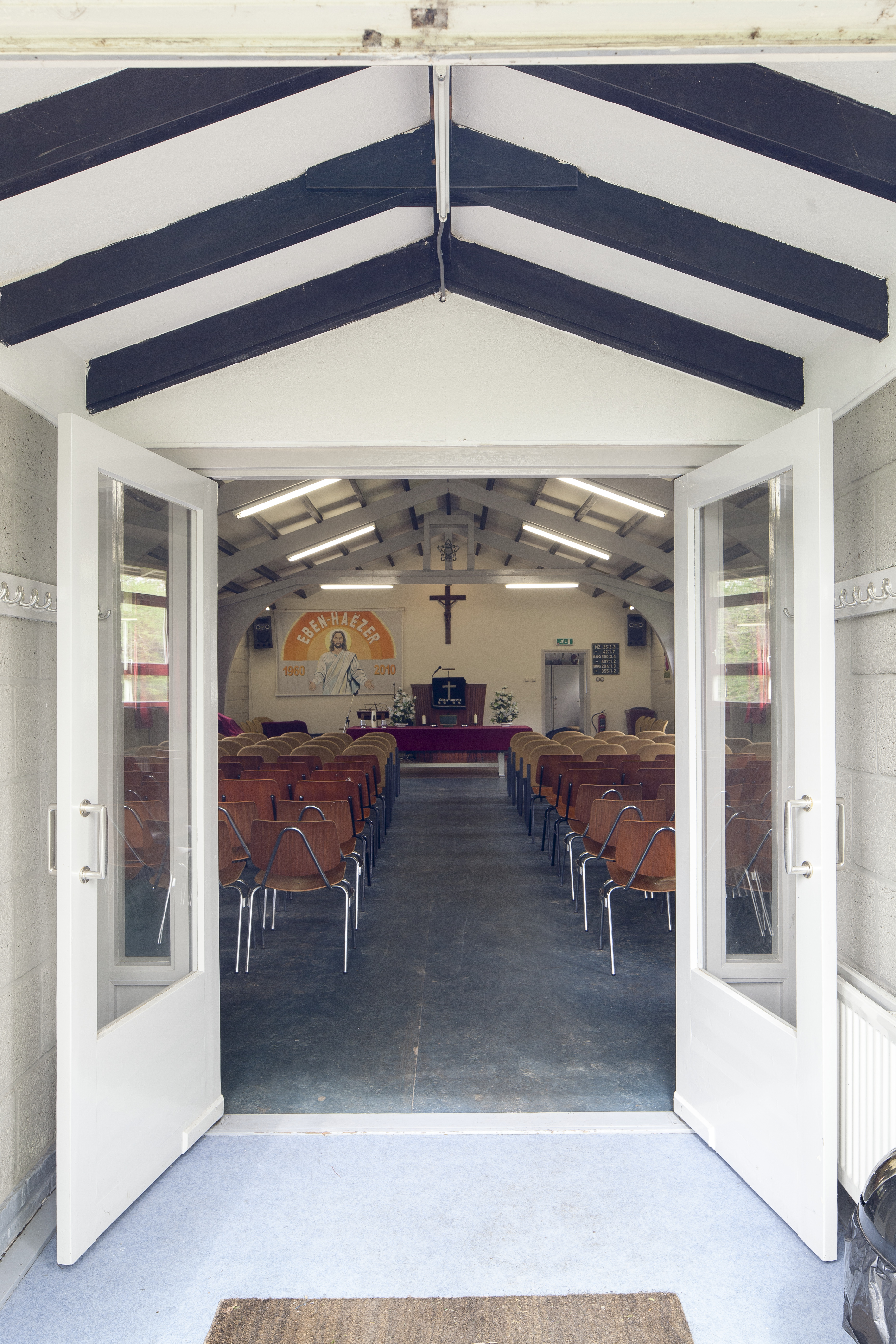 Interieur vanaf de entree van de Molukse kerk in Appingedam